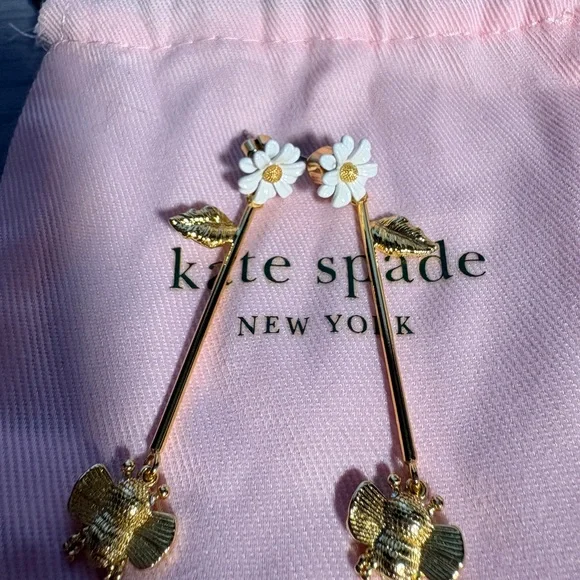Kate Spade Gold and White Floral Daisy bumblebee Earrings - Picture 1 of 3